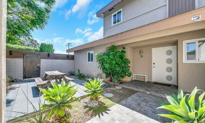Midway City House | Stay with SIR Living for the best experience!