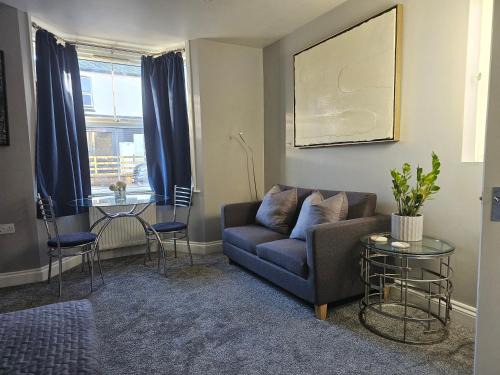 Woking Apartment | Stay Zen Apartments - Free Parking & Private Garden Ground Floor Central Woking - Business & Leisure