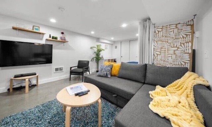 Arbor Lodge Apartment | #StayInMyDistrict Arbor Lodge & Popular Overlook