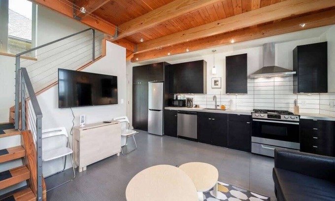 Belmont House | #StayinMyDistrict Buckman Open Loft-Style Townhome