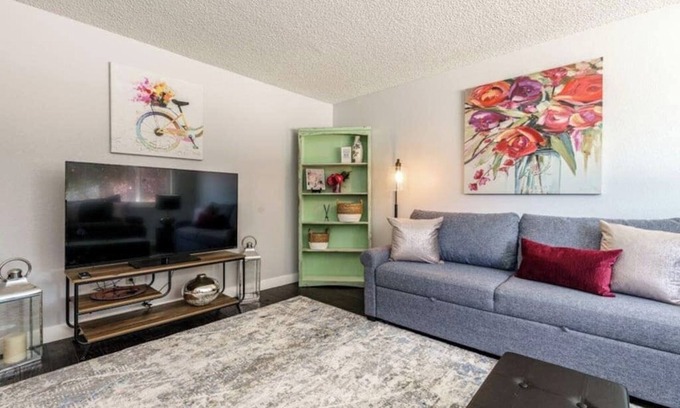 Boise Bench House | #StayInMyDistrict Cozy Central Boise Townhouse