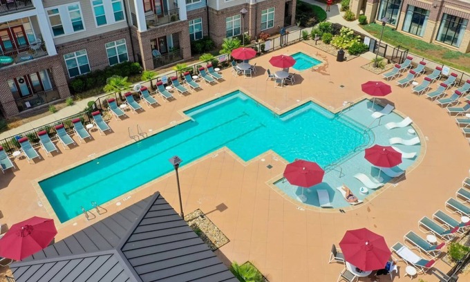 Huntersville Condo | StaysByWalker 2BR -KingBeds! Gym! HotTub! Sauna!