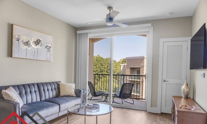 SouthPark Condo | StaysByWalker™ King Bed ★ SouthPark 1BR Condo ★ Pool/Gym (690 SqFt)