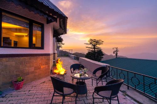 The Mall Road Villa | StayVista at Cottage in the Clouds
