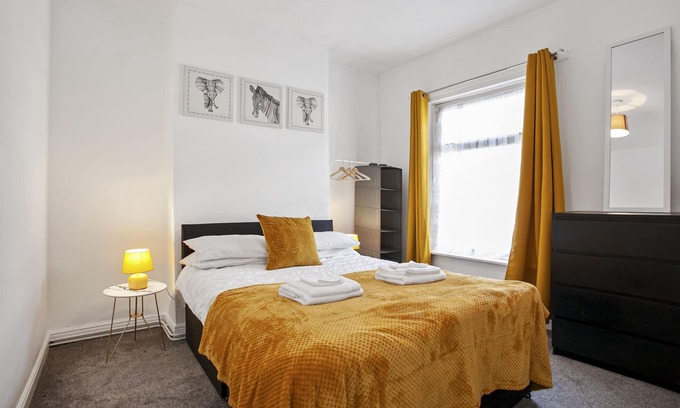 Burslem House | ⭑ Staywhenever LS- 4 Bedroom House | King Size Beds | Sleeps 9 ⭑