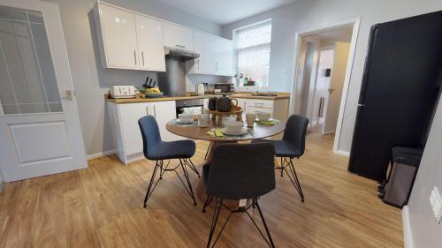 Peterborough Apartment | StayZo 2BR House Accommodation in Peterborough