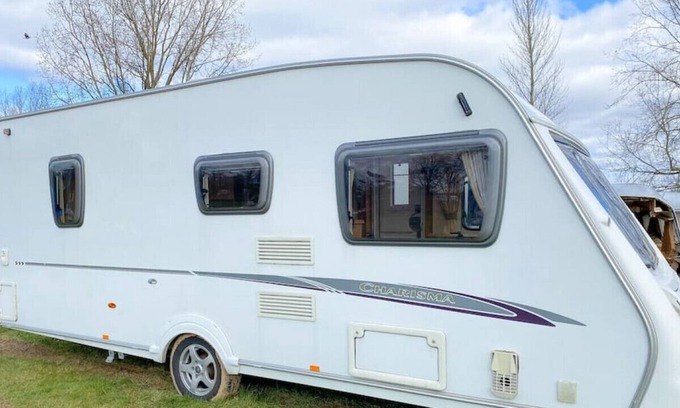 Little Missenden House | StayZo Charisma Caravan - in Chiltern Hills