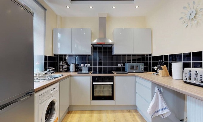 Bradford Apartment | Stayzo Stylish House Accommodation in Westminster