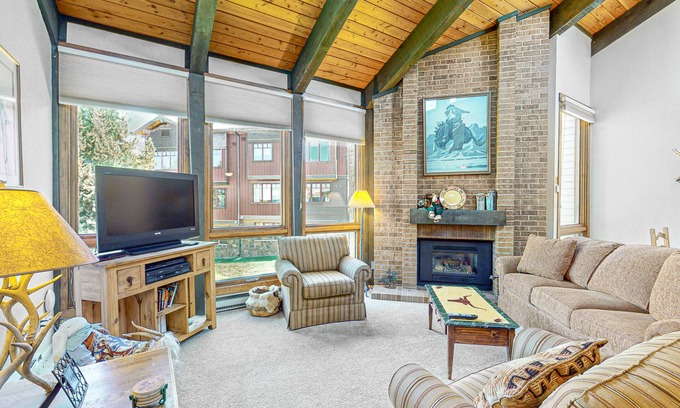 Steamboat Springs Ski Chalet | Steamboat ski lodge one block from gondola with pool & hot tubs