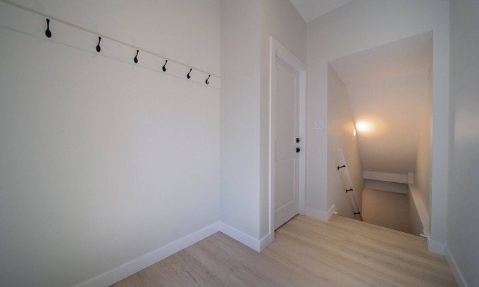 Jasper Place House | Steamy Romantic Basement Suite King Bed Wifi Netflix