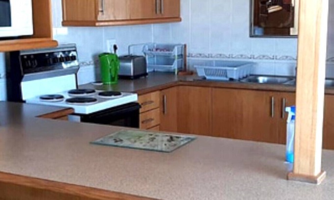 Kleinmond Apartment | STEENBRAS 3 : 2bedr/1bathr first floor apartment, private lawn with BBQ