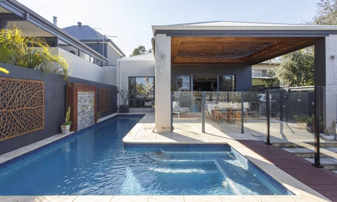 East Fremantle House | Stella Retreat - Townhouse with pool