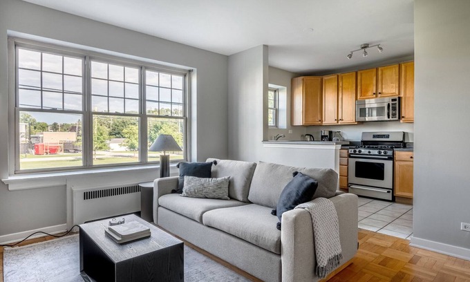 Evanston Apartment | Stellar Evanston 1BR w/Courtyard, nr Beach & University, by Blueground