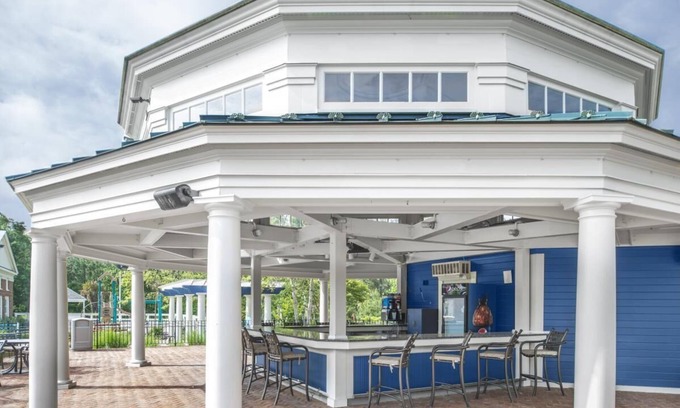 Berkeley Resort | Step Back in Time! Near Governor’s Palace, Kitchen, Pool, Fitness Center