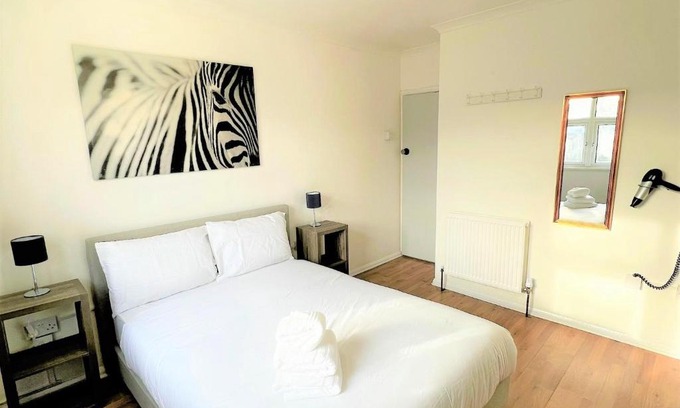 St. Dunstan's House | Stepney Green Comfy Double bed rooms 14