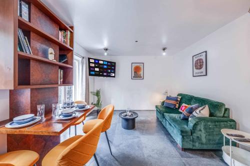 Tower Hamlets Apartment | Stepney Green Gated Area with Parking & Garden