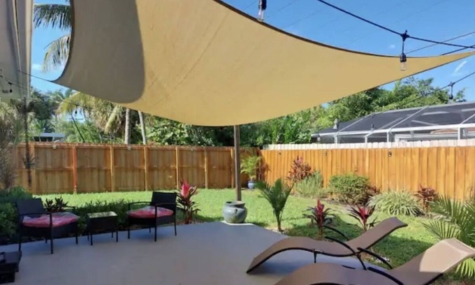 Bel Air House | Steps from Beach 2 Kings & 2 Queens Lauderdale by the Sea