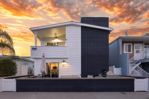 West Newport House | Steps from the SandBoardwalk Outdoor Dining Parking and Patio in Newport