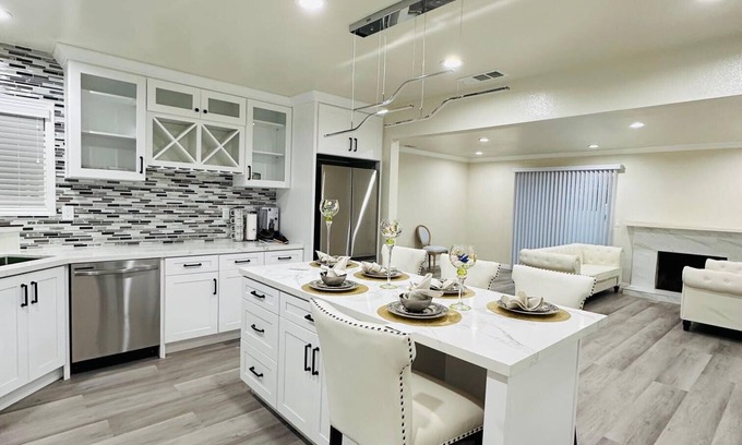 Midway City House | Steps to all of Little Saigon! Charming 3-bedroom house with WiFi and AC