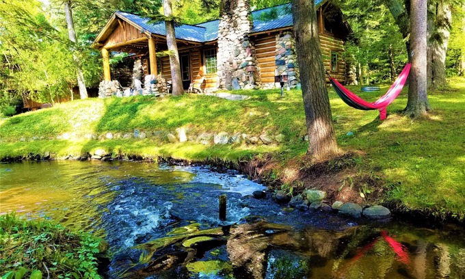 Traverse City Ski Chalet | Steps to Beach|Hot Tub|Fireplace|A NorthCoast Gem