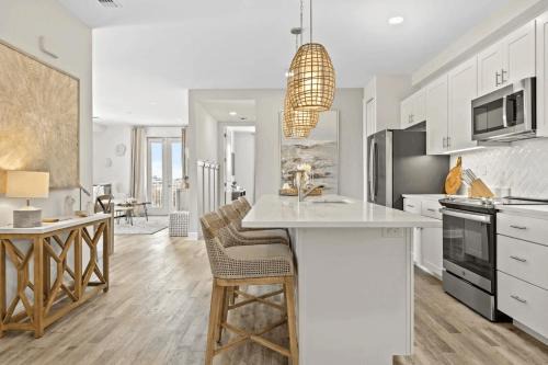 Gulf Place House | Steps to Beach w View Pool Tennis Luxe Top-Floor Sea La Vie by AvantStay