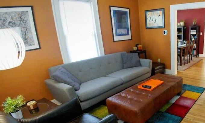 Mann House | Steps to Downtown Iowa City, Cozy and Colorful!