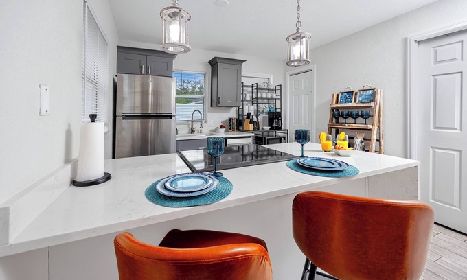 New Port Richey House | Steps to dwnt/7min to beach/queen bed/Free parking