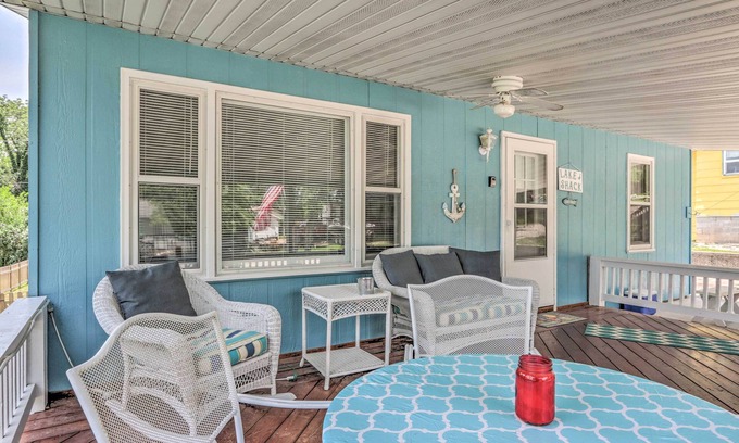 Camdenton Cottage | Steps to Lake: Cheerful Camdenton Cottage!