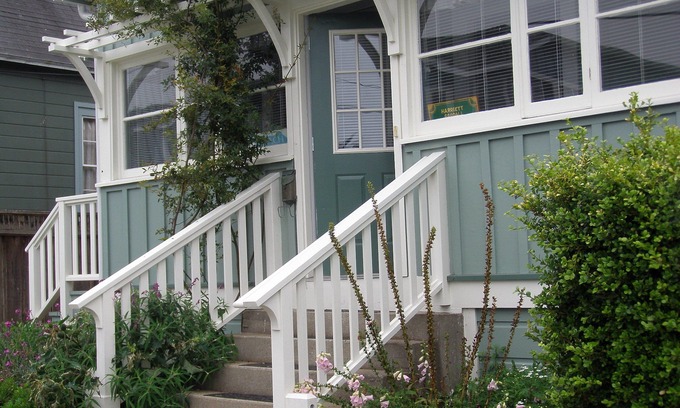 Pacific Grove Cottage | Steps to ocean. Across the street from the Municipal Golf Course. License 0020