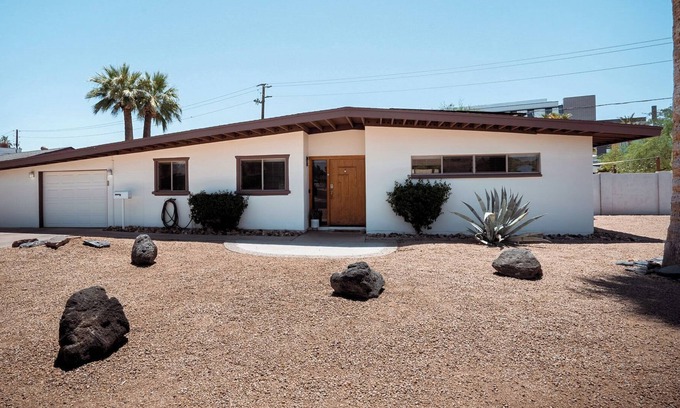 Entertainment District House | Steps To Oldtown Scottsdale-Putting Green-Gas Fire Pit-Gas BBQ-Arcade Games