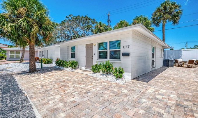 Siesta Key Condo | STEPS TO POOL, CLOSE TO BEACH, FISHING PIER, SLEEPS 5!