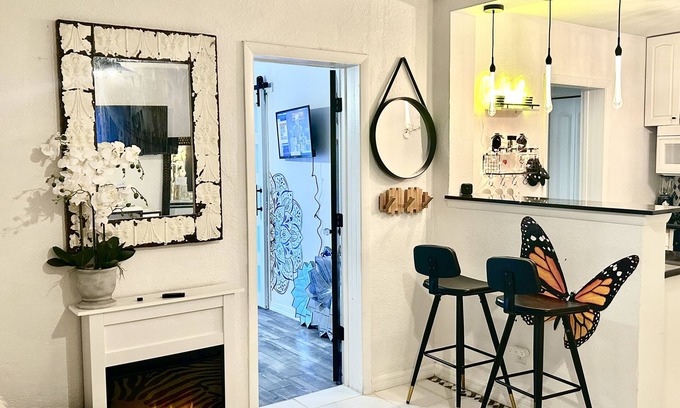 Safety Harbor Condo | Steps to Restaurants & Main Street. Pet friendly