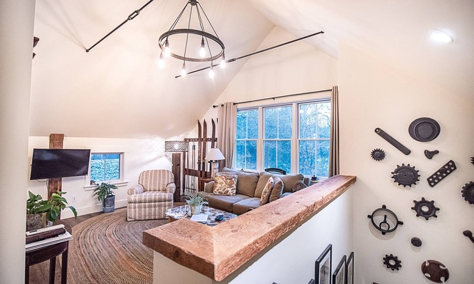 Stowe Village Historic District Apartment | Steps to restaurants and coffee shops!