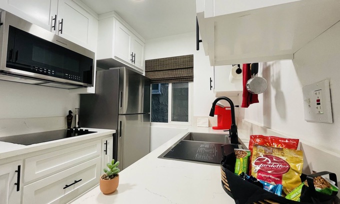 Bixby Knolls Apartment | Steps to Restaurants & Shops+King Bed+Secure Parking+Patio