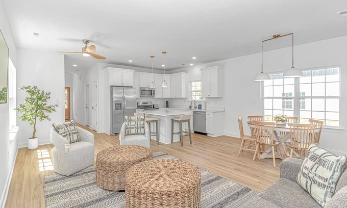Myrtle Beach House | Steps to Sand – 3BR for Families with outdoor area