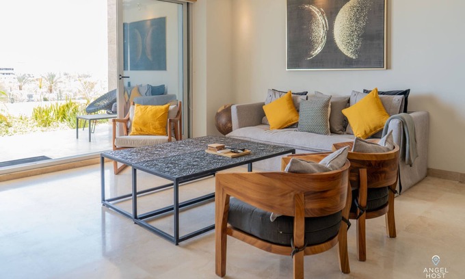 La Paz Condo | Steps to Tennis and the Beach, Shared Pool and Gym