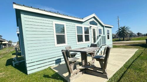 Crystal Beach House | Steps to The Beach -Family Friendly -Sleeps 6
