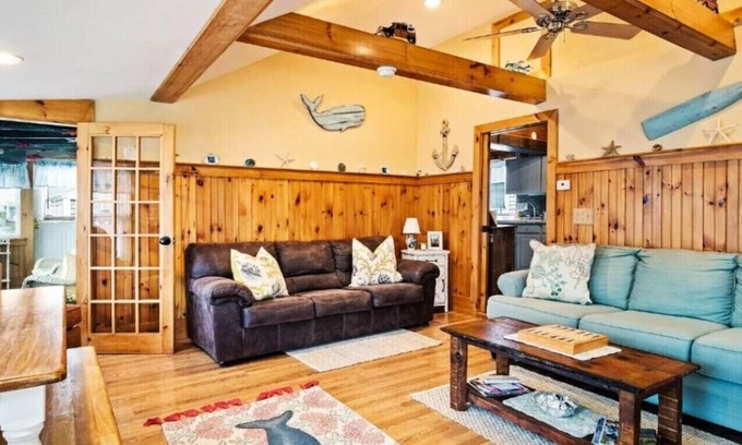 Hampton House | STEPS TO THE BEACH Adorable Cottage on a quiet street - AC/Pet 3bedroom, 1 bath