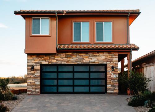 Oceano House | Steps to the Beach! Rooftop Deck! Firepit & BBQ!