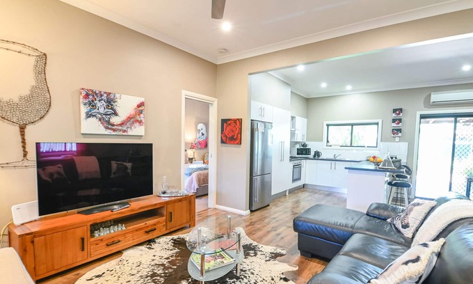 Dubbo House | Sterling House - Spacious Deck, BBQ, Pets Allowed, Located close by to Orana Ou