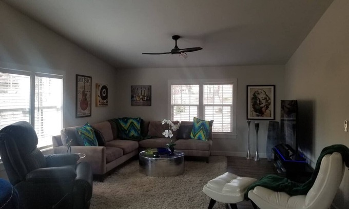 Kingston House | Stevie B's Texoma Retreat
