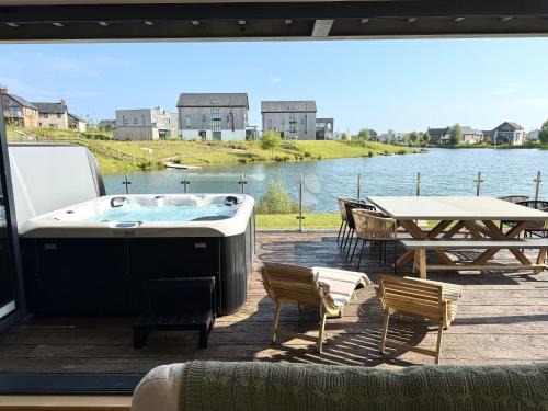 Holworth House | Still Waters - Luxury Lakeside Retreat with Hot Tub