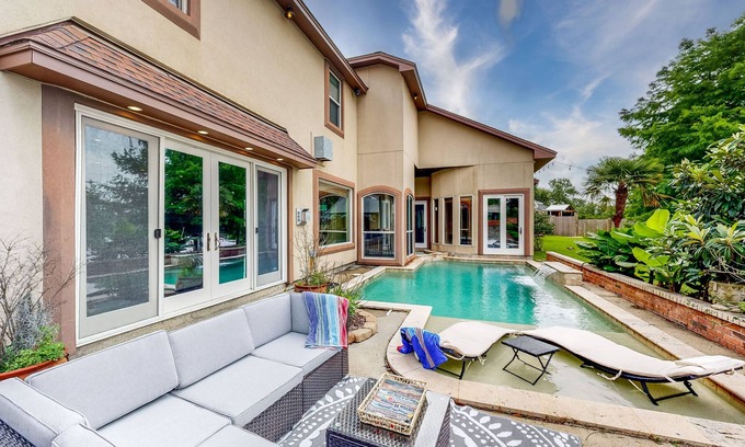 Lakeview Jefferson County House | Stillwaters Paradise Resort-Style Pool & Jacuzzi