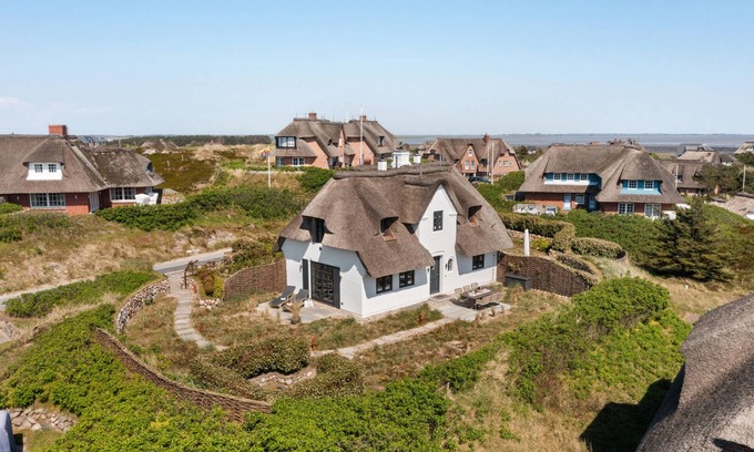 Rantum House | Stilvoll. Reet. Kamin. Ferienhaus Dünemwai "miarwüfki" Objekt-id: Mwr/03