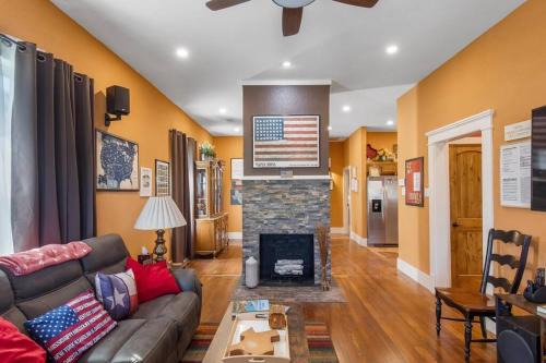 Fort Worth House | Stockyards-3/4 mile away!-Sleeps 8-Americana House