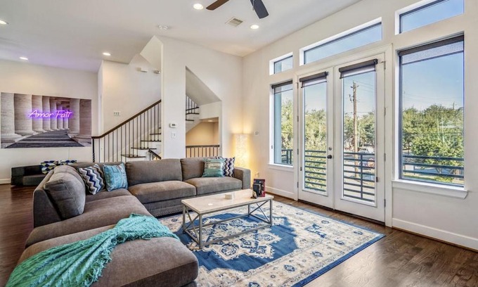 East Downtown Houston Apartment | Stoic Sanctuary @ East Downtown