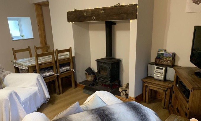 Oakford Cottage | Stone cosy welsh cottage close to the sea