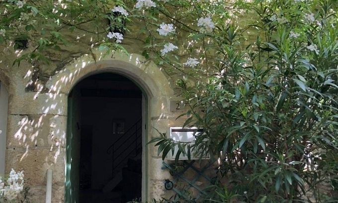 Vaison-la-Romaine Cottage | Stone cottage with terrace