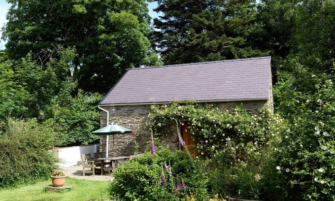 Eglwyswrw Cottage | Stone Cottage with 2 acres in National Park near Beaches sleeps 4