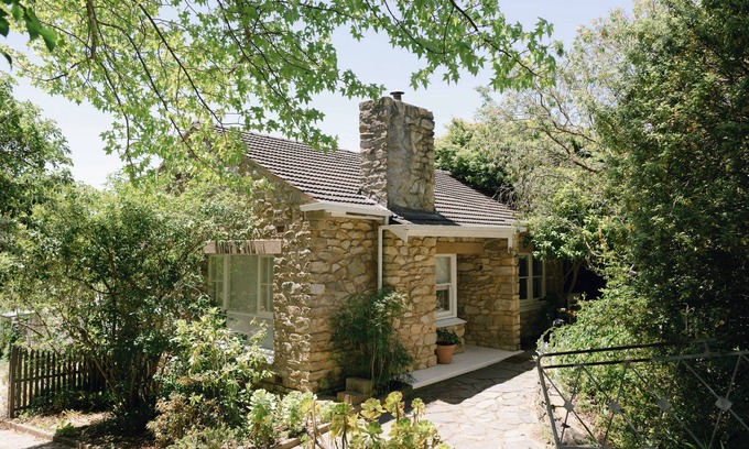 Aldgate Cottage | Stone Gate CottagenModern meets Charm